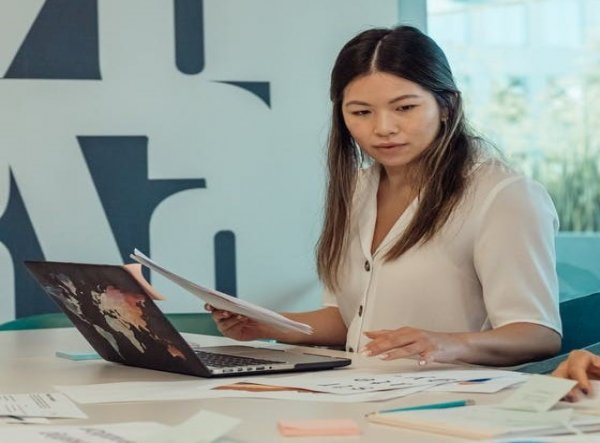 A Chinese translator working on her laptop